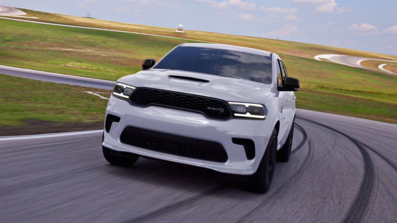 vue latérale avant d'un dodge durango 2019 dans un courbe