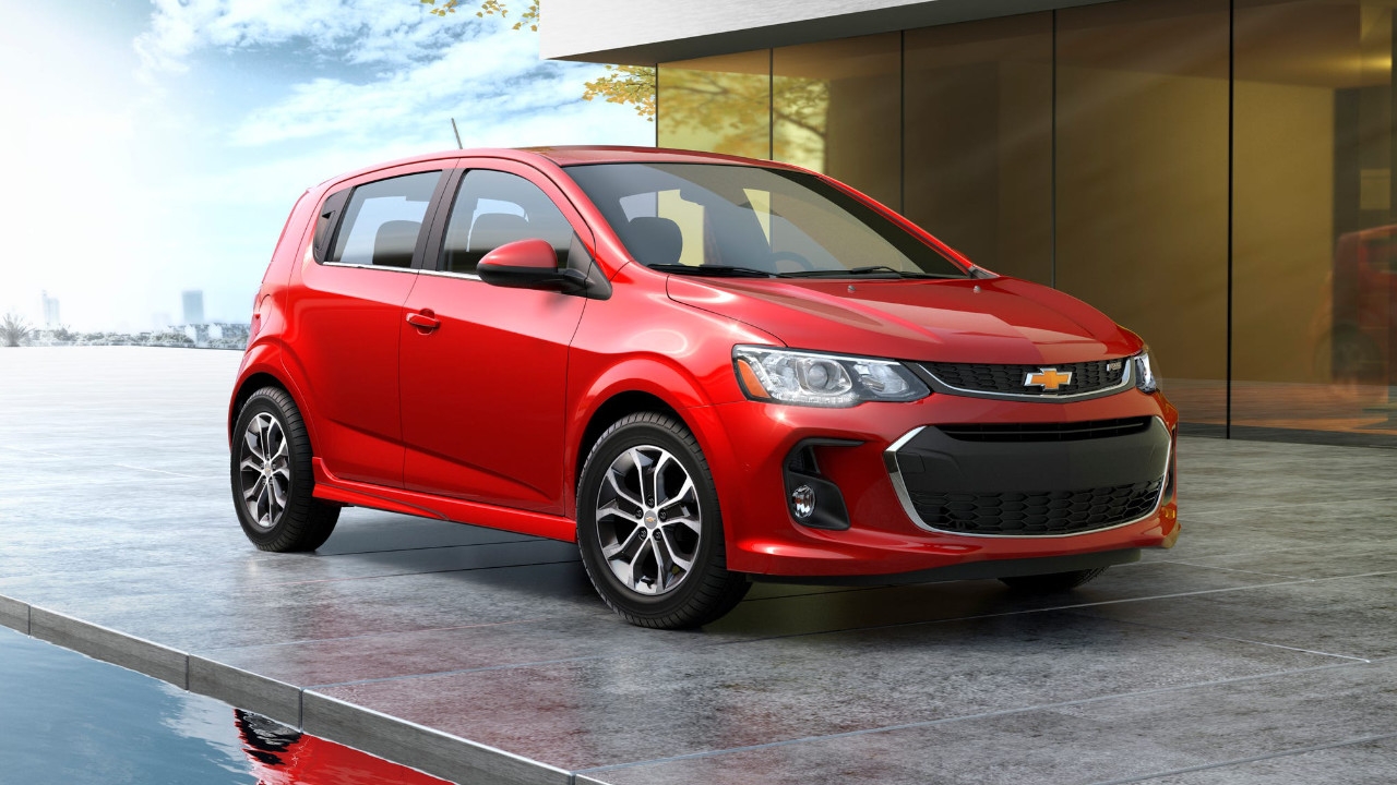 vue latérale avant d'un Chevrolet Sonic 2020 devant une maison moderne