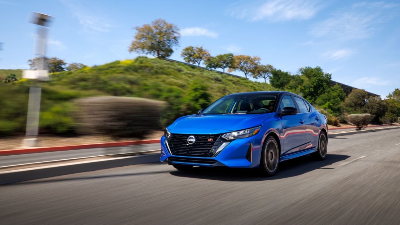 vue latérale avant d'un Nissan Sentra 2024 sur une route de campagne