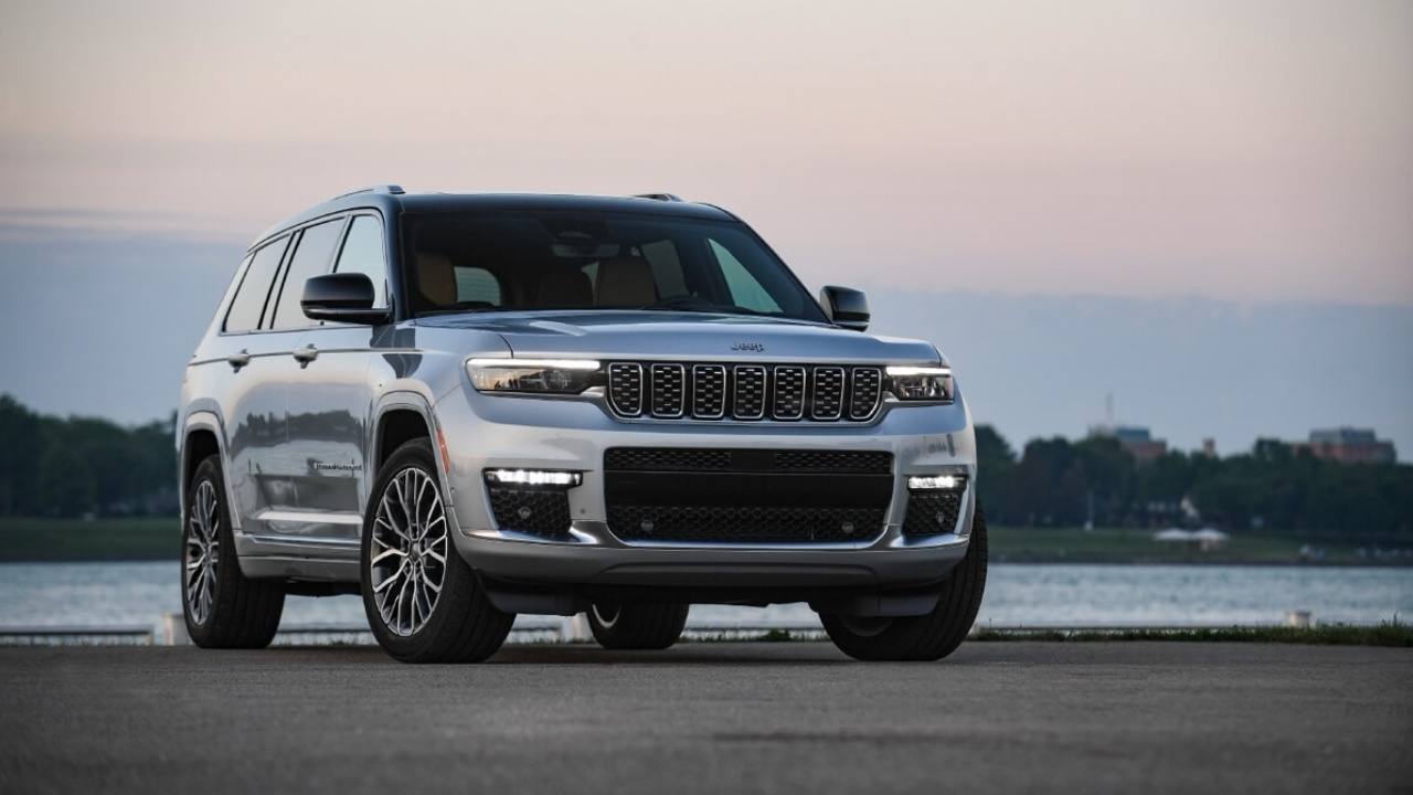 vue latérale avant d'un Jeep Grand Cherokee L 2024 sur le bord de l'eau