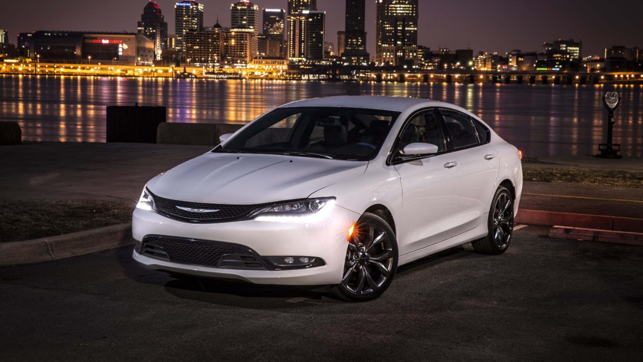 vue latérale avant d'un Chrysler 200 2019 dans un port la nuit