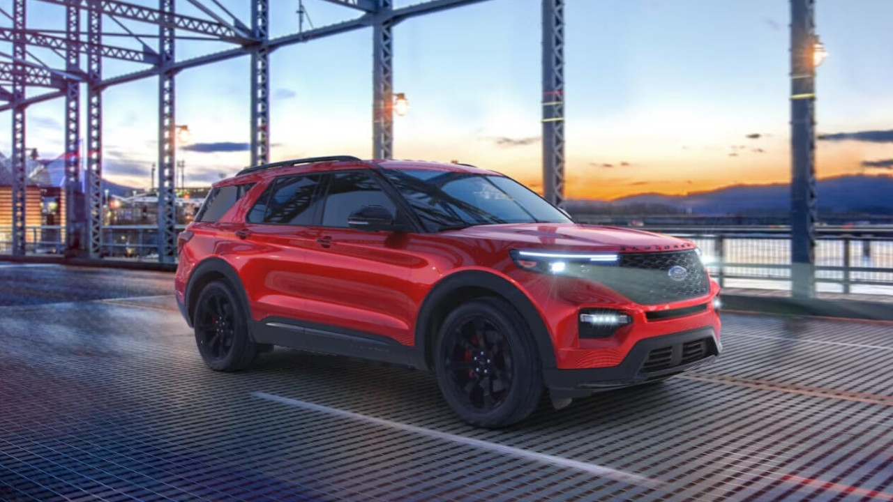 vue latérale avant d'un Ford Explorer 2024 sur un pont