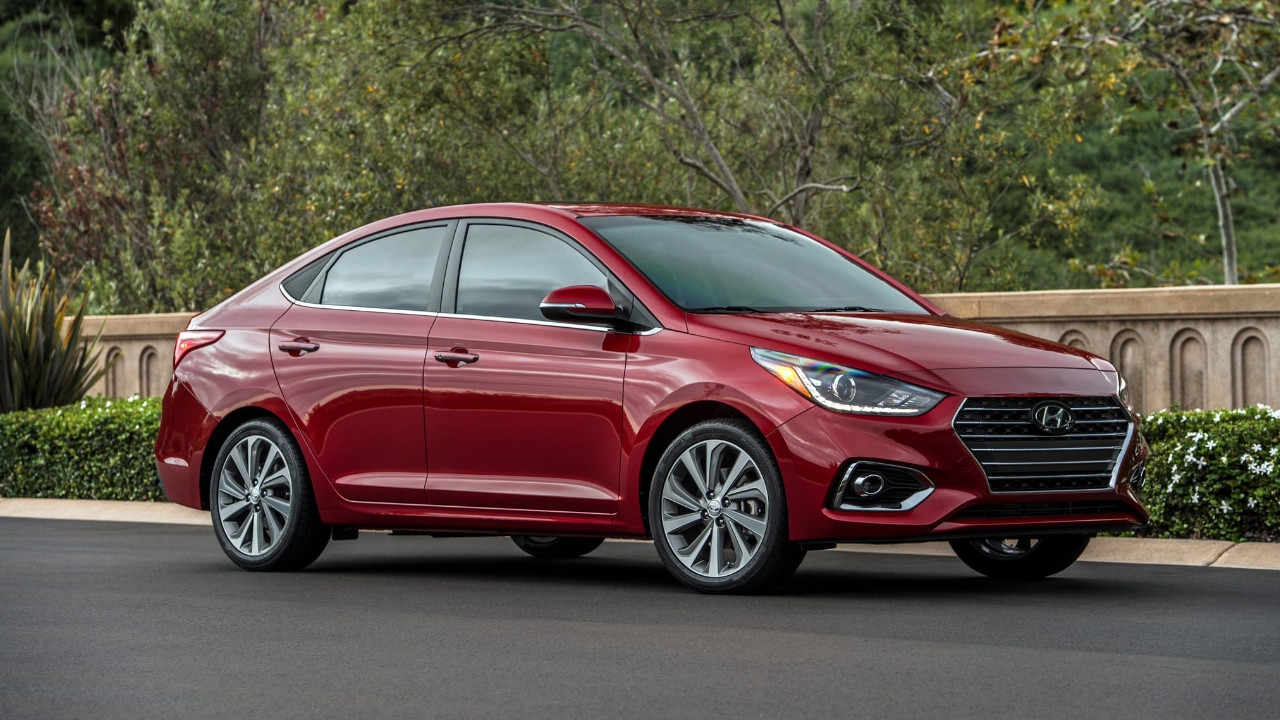 vue latérale avant d'un Hyundai Accent 2024