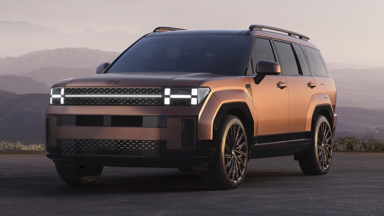 vue latérale avant d'un Hyundai Santa Fe 2024 dans les montagnes