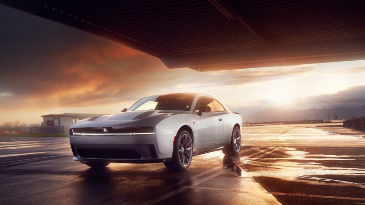 vue latérale avant d'un Dodge Charger 2025 sur un tarmac au crépuscule