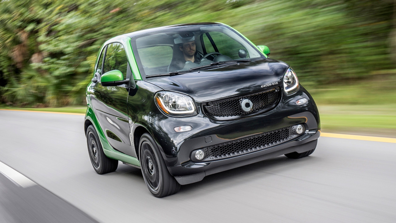 vue latérale avant d'une Smart Fortwo-Electric 2022 sur une route de campagne