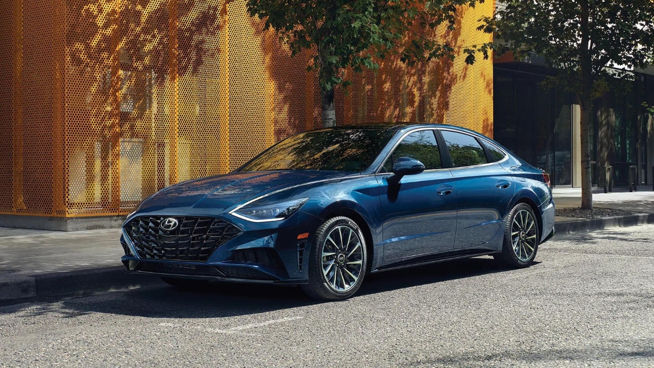 vue latérale avant d'une Hyundai Sonata 2022 garé sur le bord d'une rue