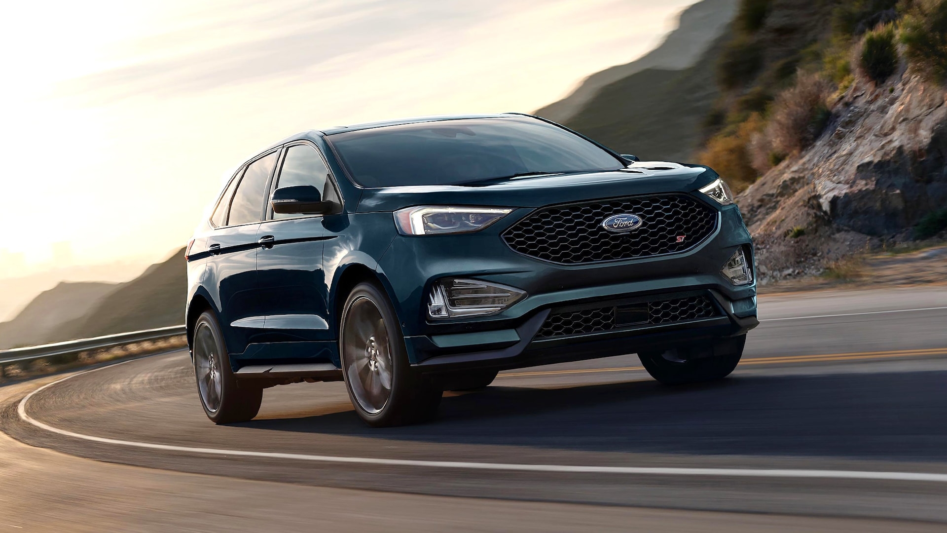 vue latérale avant d'un Ford Edge 2024 sur une route de campagne