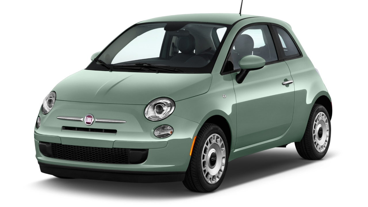 vue latérale avant d'un Fiat 500 Pop 2015 sur fond blanc