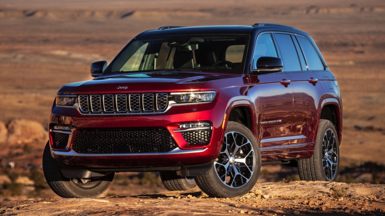 vue latérale avant d'un Jeep Grand Cherokee 2024 dans le désert